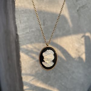 Retro Western Black and white Carmelo head oval fritillary Shell Necklace clavicle chain titanium steel plated with 18K Gold