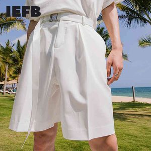 IEKB الرجال الصيف خفيفة الوزن الأبيض الركبة طول السراويل الرجل الكورية أزياء عارضة الذكور فضفاضة دعوى السراويل مع حزام 210524