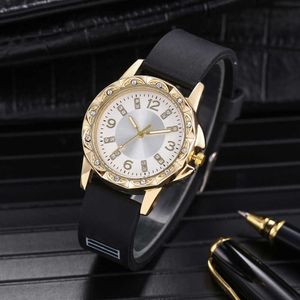 2021 Popularny styl Moda Proste Wristwatches Znane Zegarki marki Dla Mężczyzn Mężczyzna i Kobieta Para Silikonowy Pas Zegarek Kwarcowy G1022