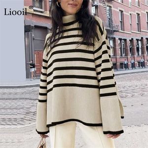 Maglione a righe bianche e nere Streetwear Pullover allentato Top Maglione femminile Dolcevita a maniche lunghe Maglioni a costine lavorati a maglia 211215