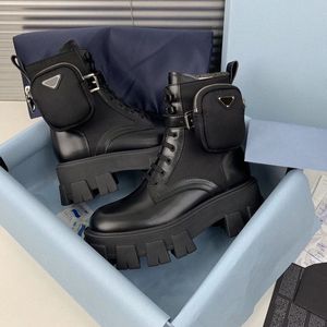 Bottes De Coin achat en gros de 2021 femmes designers chaussures en cuir surdimensionnées Bottes Bottines Martin Monolith Boot militaire Inspiré Feu de combat Fond Nylon Bouchon de nylon avec sacs Praad