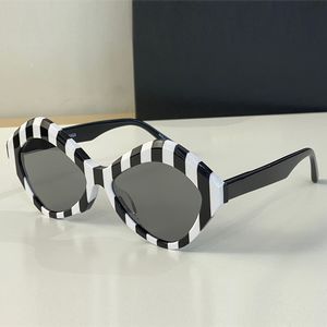 Solglasögon för kvinnor 0125s Enkel Vatten Kastanj Svartvitt Striped Frame Tryckt Brev Fashion Classic Trend Style Party Club Glasses Anti UV400 med låda