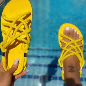 Designer Cross-Tied Sandals Kvinnor Flat Open Toe Slides Bekväma Anti-Slip Mules Sexig Gul Lätt Vikt Skor Tunn Botten Flip Flops