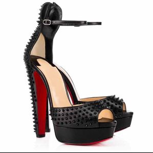 Perfekt designer femtio spikar Sandaler Sexiga röda skor Bottm Summer Lady High Heels Lyxiga märken Comfort Platform Pumpar EU35 Box