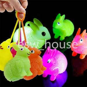 Favores favores Bunny de borracha de Páscoa com flash LED luz luminosa coelho bouncy brinquedos brilhos no brinquedo escuro para crianças