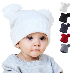 8色の冬の赤ちゃんの女の子ニットキャップの子供かぎ針編みポンポムビーニーズ帽子ダブルファーボール帽子子供ニット屋外キャップアクセサリーM3746