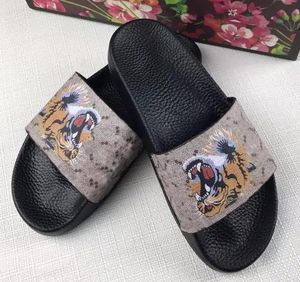 134kw senaste högkvalitativa män design kvinnor flip flops tofflor mode läder glidor sandaler damer casual skor