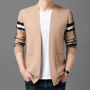 2021 braço de outono masculino listrado de malha de malha de cardigan moda na moda personalidade outerwear xaile suéter y0907