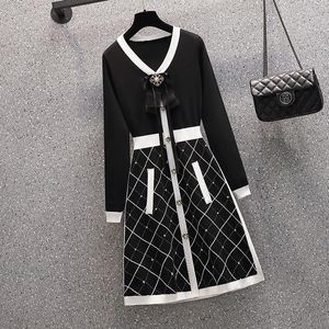 Abiti casual Abito lavorato a maglia di lusso francese Abbigliamento donna Autunno 2021 Maglione dolce a maniche lunghe con scollo a V alla moda con diamante