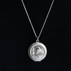 1 st Söt Jesus Po Frame Pendant Halsband Rostfritt stål Charms Locket Halsband Kvinnor Män Memorial smyckekedjor