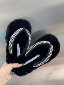 Yumuşak Rahat Siyah Peluş Terlik Kış ve Güz Rhinestone Danteller Çevirme kadın Güzel Tasarım Açık Terlik Flip-Toe Ayakkabı Serin Fashoes Lady