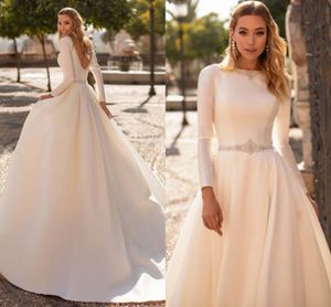 Långärmad Bakfri Bröllopsklänning 2022 Elegant Satin Beaded Appliques Scoop Princess A-Line Bridal Dresses Vestido de Novia Mariage