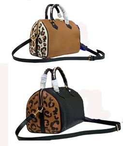 Axel kudde väska 30 handväska handväska resor tote crossbody väskor äkta läder präglade leopardhandtag totes utomhussportdesign