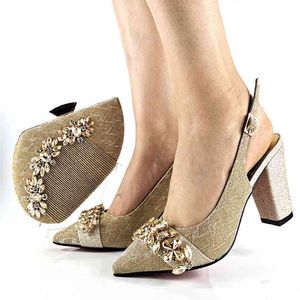 Italienisches Design Nigerianische Ankunftsmode Besonderer Kristallstil Elegante Goldfarbe Party Hochzeit Frauen Schuhe und Taschenset 210824