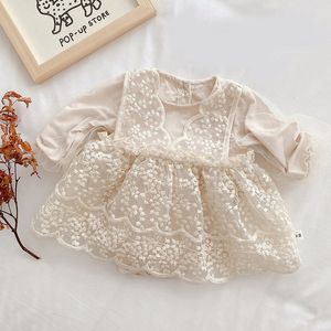 Primavera Nova Bebé Bodysuits Lace Bordado Princesa Rastejando Roupas Bebê Menina Jumpsuit com malha Skirt Splicing 210413