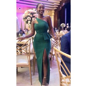 2021 Hunter Green Mermaid Brautjungfernkleider One Shoulder Side Split Peplum African Garden Wedding Guest Gowns Trauzeugin Kleid Plus Size