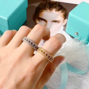 2022 Luxurys Fashion Designers T Grid Diamond Ring Classic Holled Out Rings Essential Gift för Män Kvinnor Guld och Silver Färger
