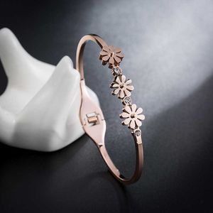 2021 Koreanska Smycken Små Chrysanthemum Armband Kvinnor Rostfritt Stål Daisy Armband Söt Tillbehör Partihandel Q0717