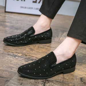 2022 Britanya Retro Tasarımcı Erkek Sivri Siyah Rhinestone Desen Düğün Ayakkabı Flats Rahat Loafer'lar Resmi Elbise Zapatos Hombre