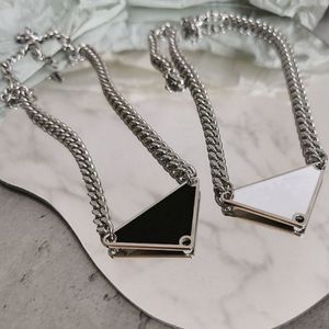 Hip-Hop-Schmuckstränge Halsketten Wunderschöne Silberkette mit umgekehrtem Dreieck, Mode für Männer und Frauen. Schwarz-weiße Halskette