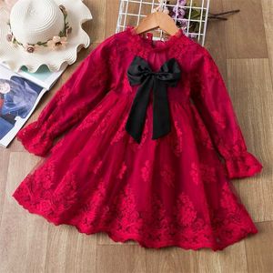 秋の長袖レースの女の子のドレス3-8t子供の誕生日パーティープリンセスドレス赤い弓の花の刺繍カジュアルな布のためのキドレンg1026