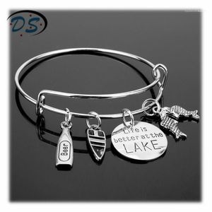 Bangle inspirerade smycken Bangles Armband för kvinnor Brev Bracelet Livet är bättre vid sjön Kvinna1