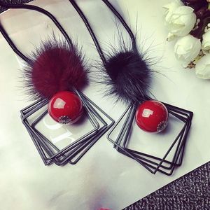Pendanthalsband 2021 Ankomstfrämjande päls Långt halsband Verklig svart/röd mink Ball Triangle Metal Charm Bijoux Jewelry Fe