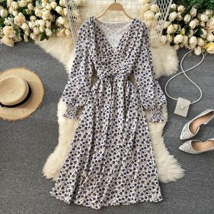 Primavera e outono Mulheres Florais Férias Tiro V-Neck Cintura emagrecimento Vestido Retro Trend 210514