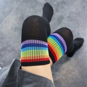 秋と冬のハイチューブフットカバーの膝の上の虹の長い靴下カラーストライプソックス学生ストッキング211201