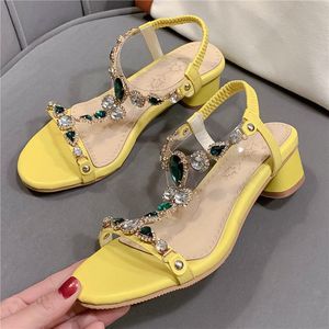Remblock klackar skor kvinnor sommar sandaler medium häl diamant kristall bröllop brud gul storlek 44 45 46