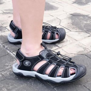 Sandálias gomnear masculino clássico de calçados casuais romanos de verão ao ar livre, confortável, calçados de sandália de praia fechada na praia