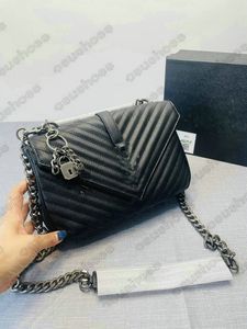 Bolsa de ombro envelope chique parisiense: couro macio, alça de corrente, tamanho grande para moda feminina, corpo cruzado ou estilo bolsa.