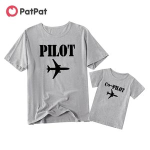 Ankomst Pilot Letter Print Grå Bomull T-shirts för pappa och Mig 210528