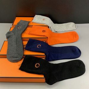 Erkekler Pamuk Spor Çorap Klasik Mektup Jakarlı Adam Nefes Çorap 5 Renkler Kişilik Yumuşak Touch Hosiery