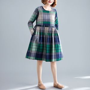 Johnature Vintage Plaid O-Neck Kieszenie Jesień Bawełna Z Długim Rękawem Kobiety Sukienki Luźne Rozrywka Patchwork Kobieta Dress 210521