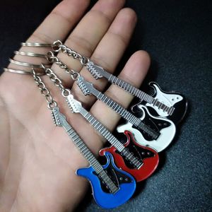 Män Kvinnor Gitarr Nyckelringar Rosa Blå Röd Svart Key Chains Charms För Bag Bil Nyckelring Tillbehör Gåva 2021 G1019