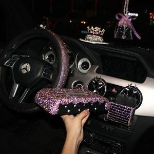 Decorações de interiores Noble Purple Diamond Car Acessórios para mulheres pingentes de cristal Ornamentos de couro Capas de volante Caixa de tecido