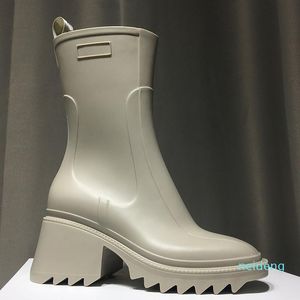 Luxury Designer Womens Half Boots Skor Vinter Chunky Med Heels Plain Square Toes Shoe Rainboots Zip Women Mid Calf Booty Wear Beständig 556