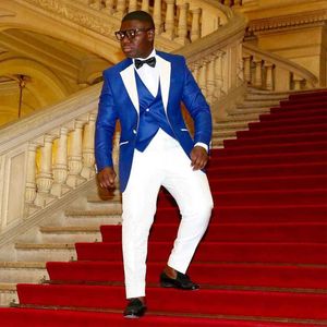 Kraliyet Mavi Slim Fit Afrika Çentikli Yaka Ile Erkekler Için Uygun Takım Elbise 3 Parça Düğün Damat Smokin Adam Set Ceket Yelek Beyaz Pantolon Ile X0909