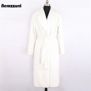 Nerazzurriの冬の長い白黒の黒い暖かいふわふわの毛皮のコート女性長袖ベルトラペルスタイリッシュな韓国のファッションボタン211110