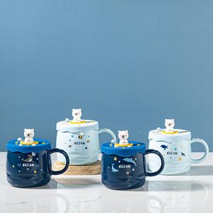 Muggar 450 ml Ins Bear Marine Animal Cute Kawaii Keramikmugg med silikonlock Vattenkopp Espresso Kaffe Drycker Vin Julklapp