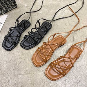 2021 Moda Marka Vintage Sandalet Kadın Yaz Flats Ayakkabı Kadın Açık Toe Ayak Bileği Kayışı Dantel Up Gladyatör Sandalet Siyah Kahverengi Y0721