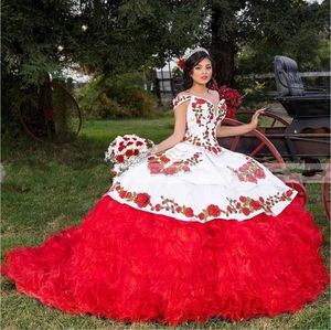 2022 Vit Röd Charro Quinceanera Klänningar Bullklänningar Av Skulder Blommig Applique Pärlor Crystal Prom Sweet 16 Dress Mexican