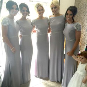 2021 Long Grey Bridesmaid Dresses Cap Sleeve Beading Weish Floor Längdskede Flickor Party Gowns Bröllop Gästklänning Anpassad Storlek Klänning