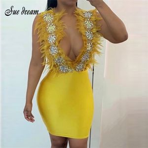 Новые моды сексуальные женские желтые повязки платье Deep V-образным вырезом спагетти Холтер перьев бисера Bodycon Club Party платье Vestidos 210331