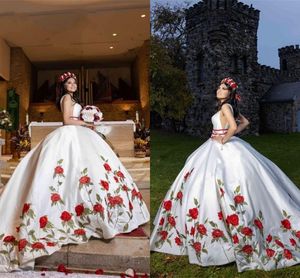 Mit Rosenblüten bestickte weiße Quinceanera-Kleider Charro mit tiefem V-Ausschnitt 2022 Modestil Mexikanisches süßes Ballkleid Ballkleider Puffy