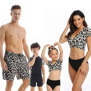 Familjen ser baddräkt mamma och dotter sommar leopardtryck bikini set far son simbyxor som matchar badkläder 210521
