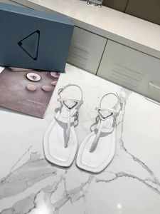 2021 نموذج الأوروبي الكلاسيكية الفاخرة نمط النعال النسائية الأزياء صندل أحذية شبشب وحيد جولة، شبكة