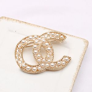 Simple Small Sweet Wind Luxurys C Desinger Brooch Women Pearl Rhinestone Letters Brooches Suit Pin Fashion Jewelry Clothing Decoration High Quality Accessories