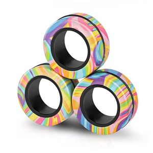 3 adet Parmak Oyuncak Halka Fidget Magnet Oyuncaklar Parmaklar El Spinner İstifleme Oyun Seti, Stres Rölyef Teen için Manyetik Bilezik Sihir, Üç Bir Kutuda Üç